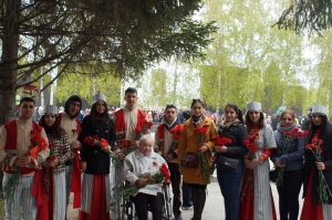 9 мая участники молодежной организации при ААЦ Сурб Аствацацин приняли участие в межнациональной колонне на параде