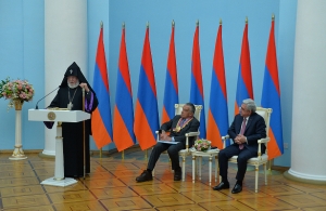 Католикос Всех Армян присутствовал на церемонии присуждения Эдуардо Эрнекяну звания «Национальный герой Армении»
