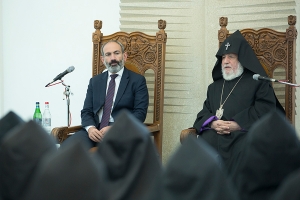 Премьер-министр Армении посетил Первопрестольный Святой Эчмиадзин