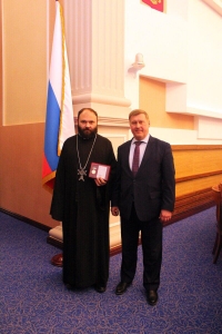 Мэр города Новосибирска А.Е. Локоть наградил иерея Григора Бекназаряна памятным знаком  «За труд на благо города»
