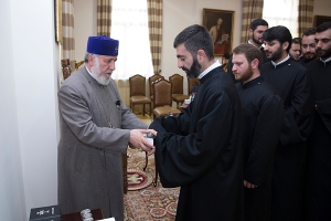Католикос Всех Армян встретился с новопосвященными священнослужителями