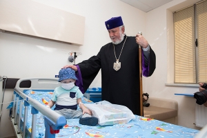 Католикос Всех Армян посетил Гематологический центр имени Р. Йоляна