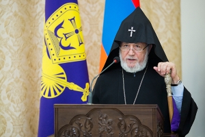Католикос Всех Армян с пастырским визитом отправился в Западную епархию ААЦ