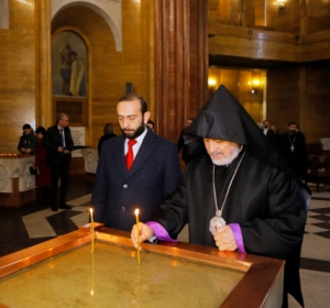 Парламентская делегация Армении посетила армянскую церковь Москвы