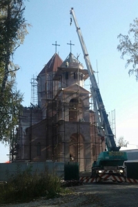 В армянской церкви Новосибирска установили крест на колокольне