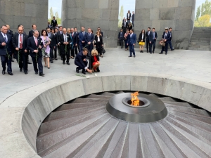 Президент Франции посетил мемориал Геноцида армян