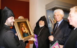 Армяне Санкт-Петербурга подарили владыке картину «Богоматерь с Младенцем»