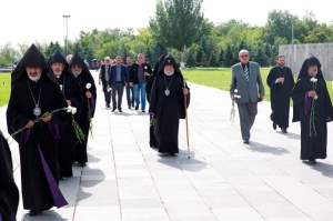 Члены Верховного духовного совета посетили мемориальный комплекс Цицернакаберд
